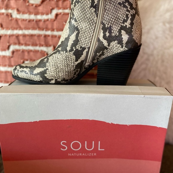Soul Naturalizer snake skin booties - New In Box - size 8.5 - Picture 3 of 4